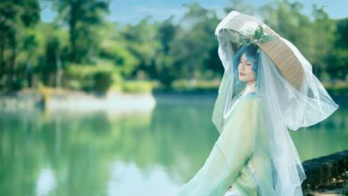 A serene portrait of a cosplayer in traditional attire by a lake in Vietnam.
