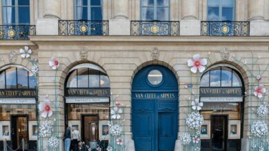 Elegant façade of Van Cleef & Arpels jewelry store on Place Vendôme, Paris.