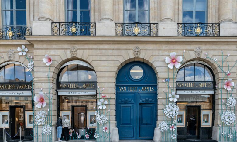 Elegant façade of Van Cleef & Arpels jewelry store on Place Vendôme, Paris.