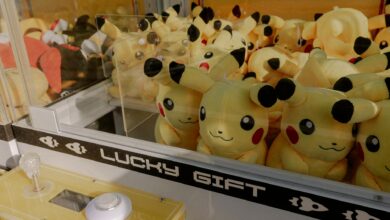 Pikachu plush toys inside an arcade claw machine labeled 'Lucky Gift'.