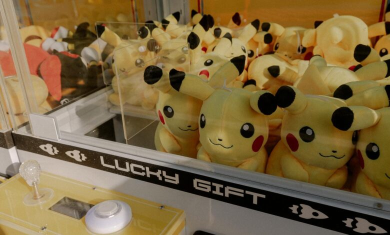 Pikachu plush toys inside an arcade claw machine labeled 'Lucky Gift'.
