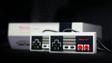 Close-up of a classic Nintendo console and controllers, symbol of retro gaming.