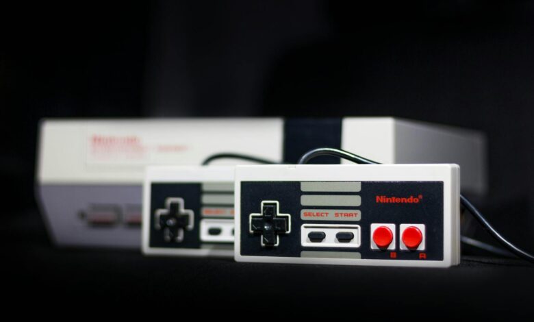 Close-up of a classic Nintendo console and controllers, symbol of retro gaming.