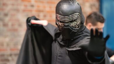 A cosplayer dressed in black armor at an anime convention in San José, Costa Rica.