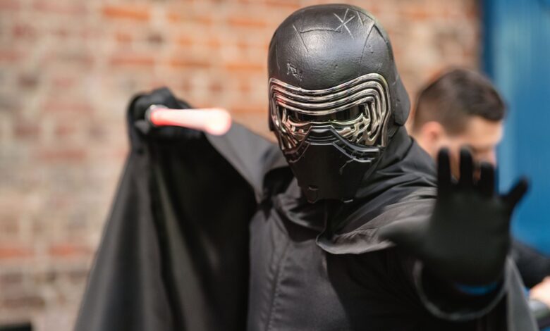 A cosplayer dressed in black armor at an anime convention in San José, Costa Rica.