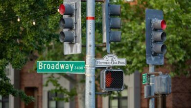 Intersection of Broadway with traffic lights and Historic Oak Park sign.