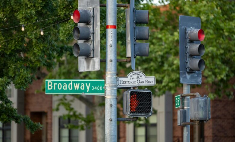 Intersection of Broadway with traffic lights and Historic Oak Park sign.