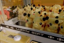 Pikachu plush toys inside an arcade claw machine labeled 'Lucky Gift'.
