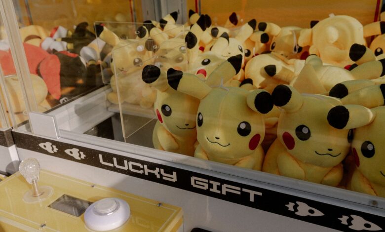 Pikachu plush toys inside an arcade claw machine labeled 'Lucky Gift'.