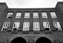 Black and white photo of Het Amsterdams Lyceum, showcasing Amsterdam School architecture style.