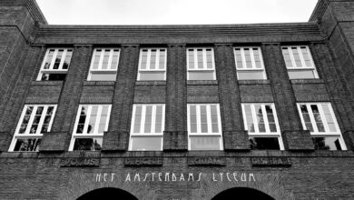 Black and white photo of Het Amsterdams Lyceum, showcasing Amsterdam School architecture style.