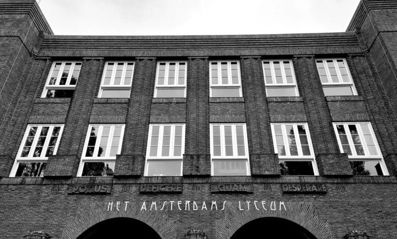 Black and white photo of Het Amsterdams Lyceum, showcasing Amsterdam School architecture style.