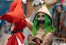 Captivating cosplay scene from an anime convention in San José, Costa Rica depicting vibrant artistry and creativity.