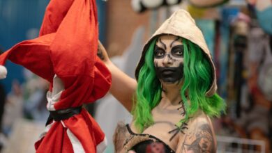 Captivating cosplay scene from an anime convention in San José, Costa Rica depicting vibrant artistry and creativity.