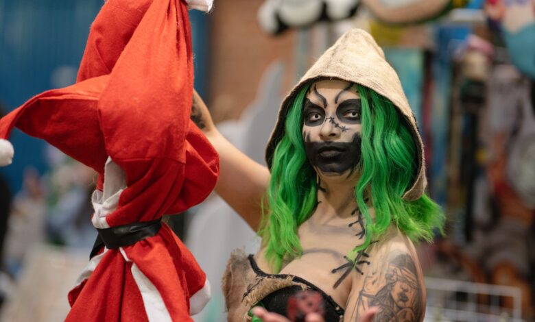 Captivating cosplay scene from an anime convention in San José, Costa Rica depicting vibrant artistry and creativity.
