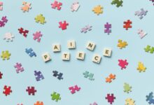 Scattered jigsaw puzzle pieces and Scrabble letters spelling 'PATIECE' on a light blue background.