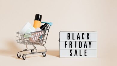 Stylish display of a mini shopping cart and a Black Friday sale sign on a beige background.