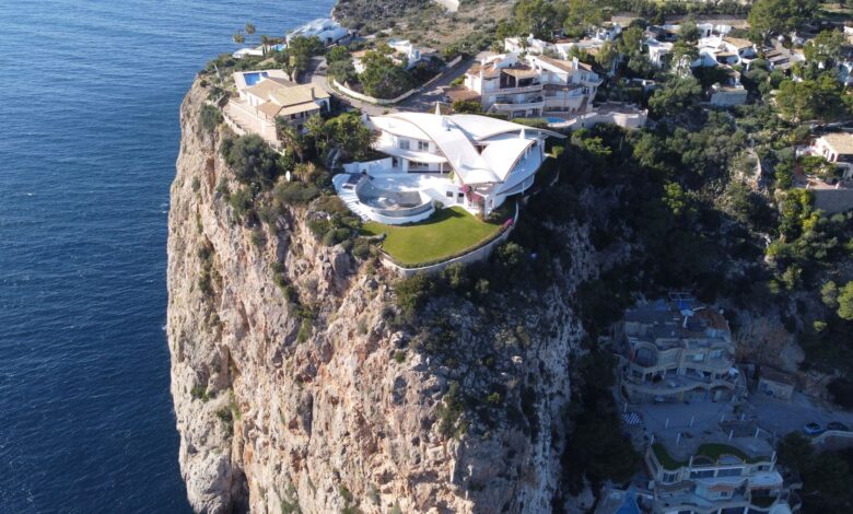 Aerial view of a luxurious clifftop villa in Port d’Andratx, Mallorca, Spain, offering breathtaking ocean views.