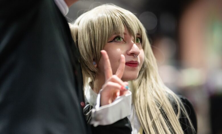 Candid shot of a cosplayer at an anime convention in San José, Costa Rica.