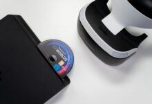Overhead view of PlayStation console, VR headset, and game disc on a white background.