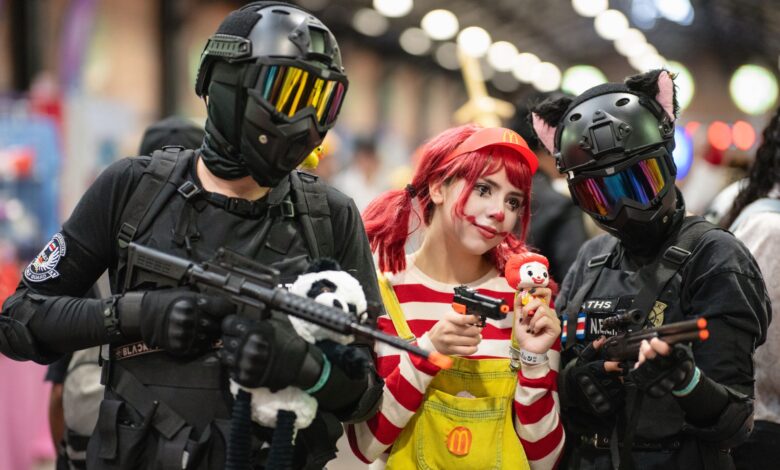 Colorful cosplay costumes at a lively anime convention in San José, Costa Rica.