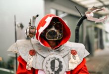 Intricate robot cosplay captured at an anime convention in Costa Rica, showcasing futuristic design.