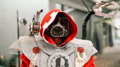 Intricate robot cosplay captured at an anime convention in Costa Rica, showcasing futuristic design.