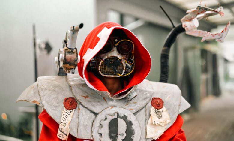 Intricate robot cosplay captured at an anime convention in Costa Rica, showcasing futuristic design.