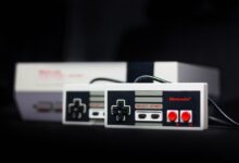 Close-up of a classic Nintendo console and controllers, symbol of retro gaming.