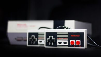 Close-up of a classic Nintendo console and controllers, symbol of retro gaming.