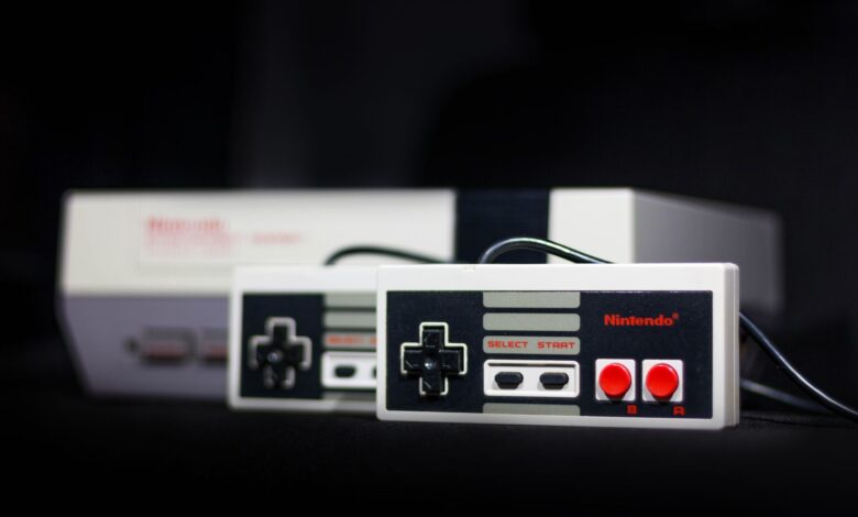 Close-up of a classic Nintendo console and controllers, symbol of retro gaming.