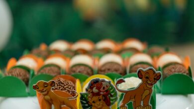 Vibrant party treats featuring Lion King characters Simba and Pumbaa. Perfect for festive occasions.
