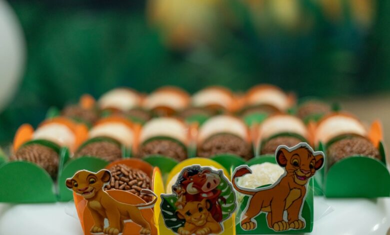 Vibrant party treats featuring Lion King characters Simba and Pumbaa. Perfect for festive occasions.