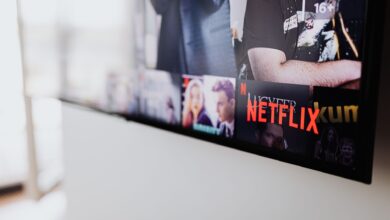 Selective focus of a Netflix screen on a smart TV in an indoor setting.
