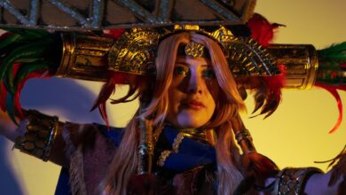 Dramatic cosplay performance with elaborate costume, showcasing artistry and culture in México City.