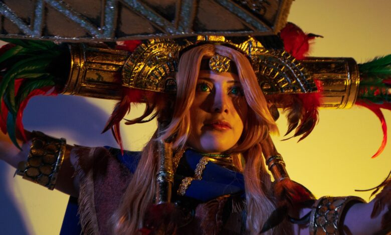 Dramatic cosplay performance with elaborate costume, showcasing artistry and culture in México City.